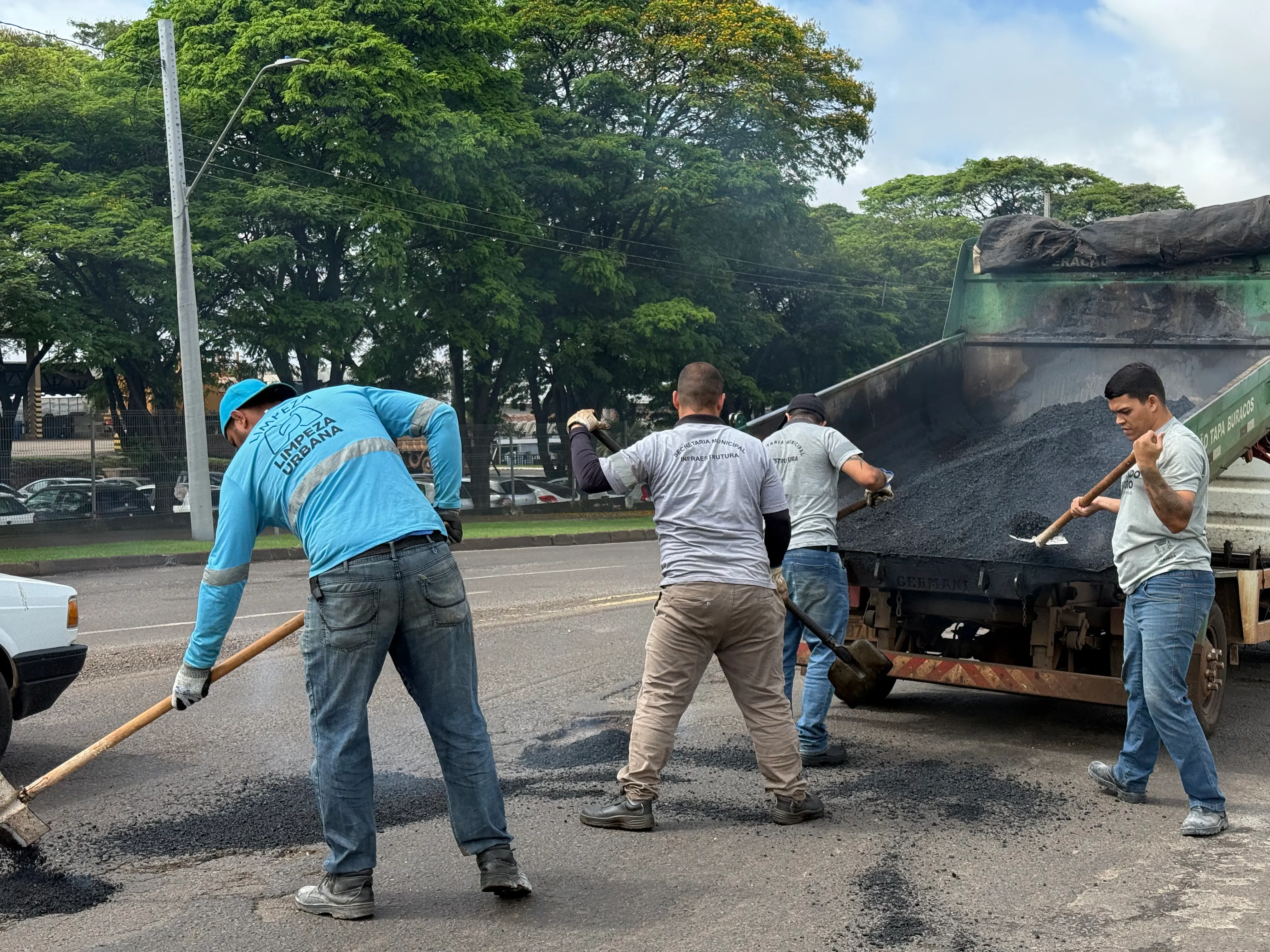 Sete frentes de trabalho atuam em diferentes regiões da cidade; cerca de 60 toneladas de massa asfáltica serão utilizadas na operação