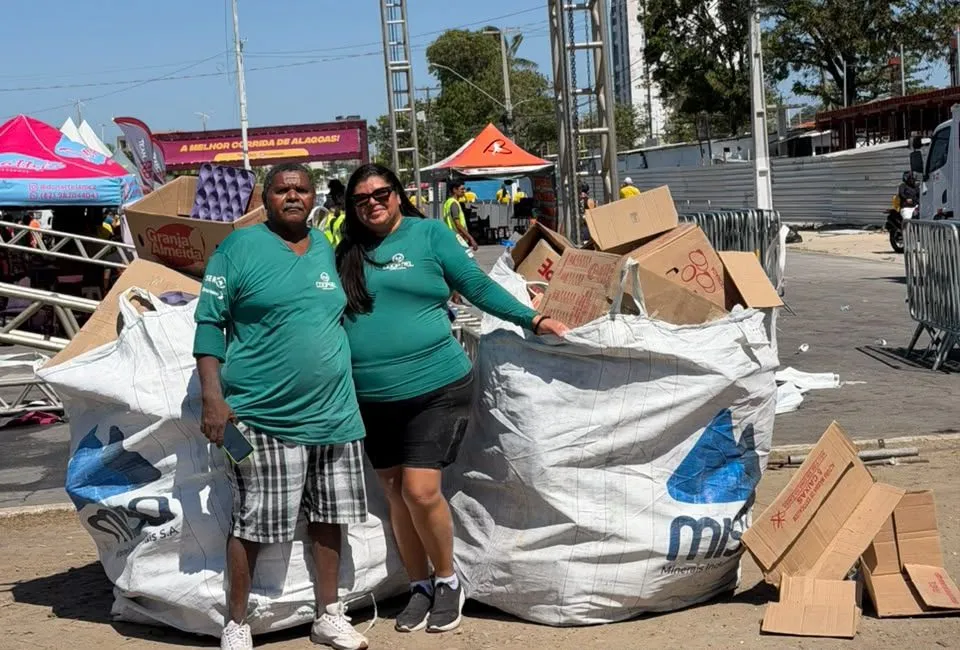 Alurb realiza coleta seletiva em evento de corrida na orla de Maceió. 
