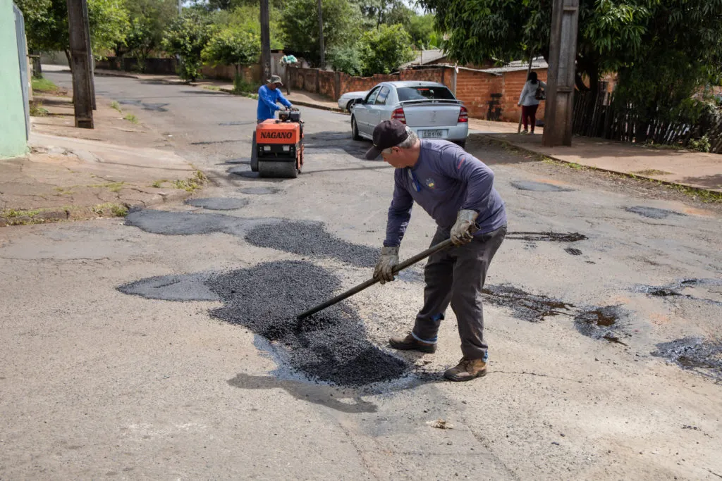 Prefeitura de Apucarana retoma operação tapa-buracos após trégua das chuvas